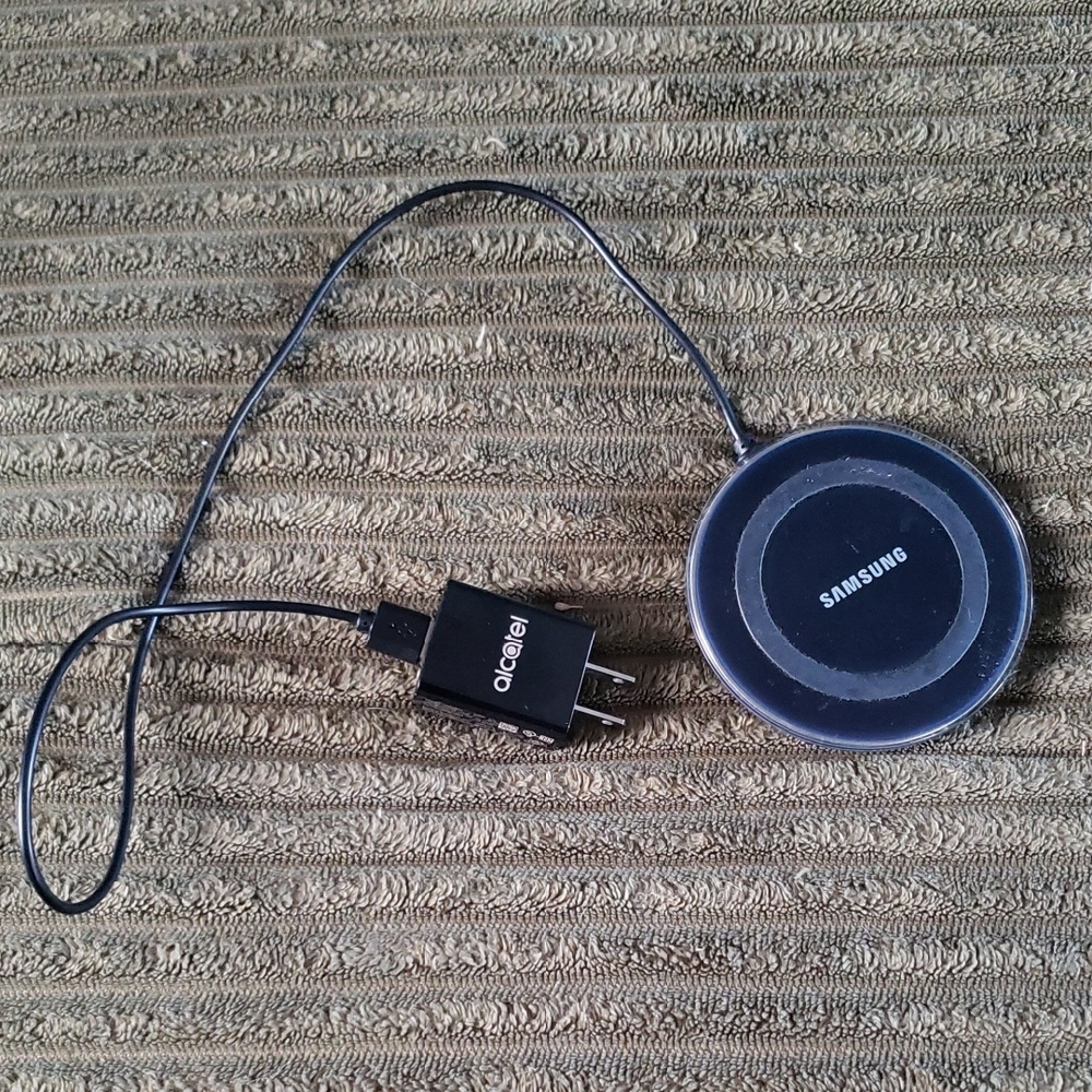 Pre-owned Samsung Wireless Charger with Alcatel Adapter